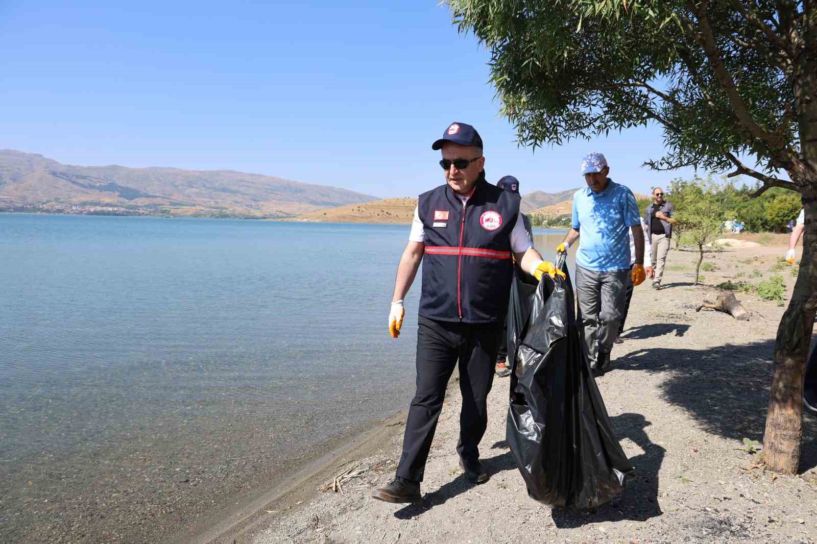 Elazığ Hazar Gölü çevresinde temizlik çalışması 11 elazig hazar golu cevresinde temizlik calismasi 7 WkQvW3ss