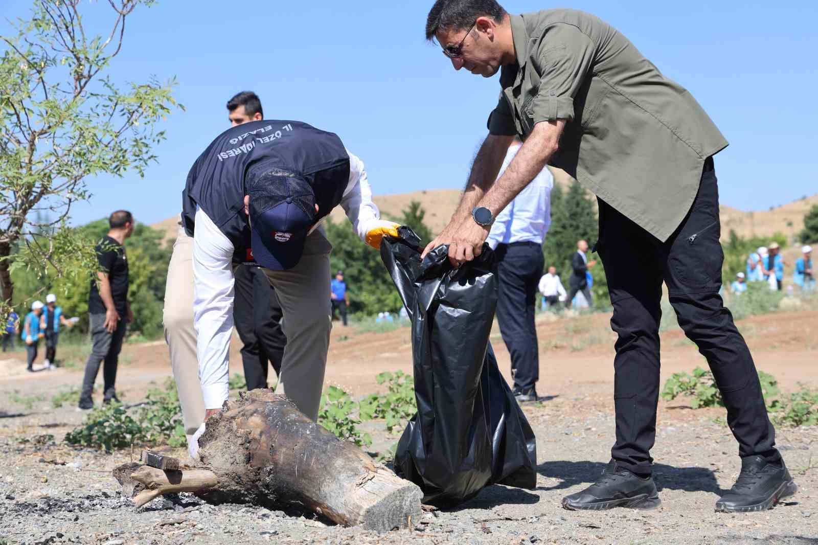 Elazığ Hazar Gölü çevresinde temizlik çalışması 12 elazig hazar golu cevresinde temizlik calismasi 8 ZFW4ctIp