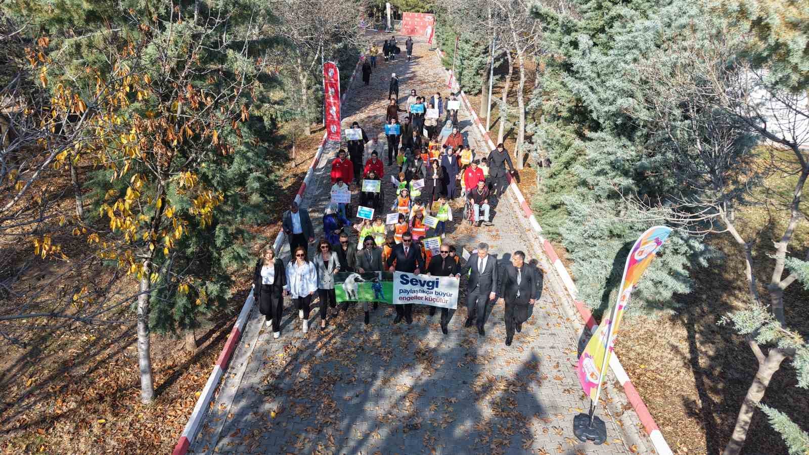 Elazığ Hipodromu’nda öğrenciler tekerlekli sandalye, görme ve işitme engeline yönelik parkurları deneyimledi 4 elazig hipodromunda ogrenciler tekerlekli sandalye gorme ve isitme engeline yonelik parkurlari deneyimledi 0 HJLH2tkl