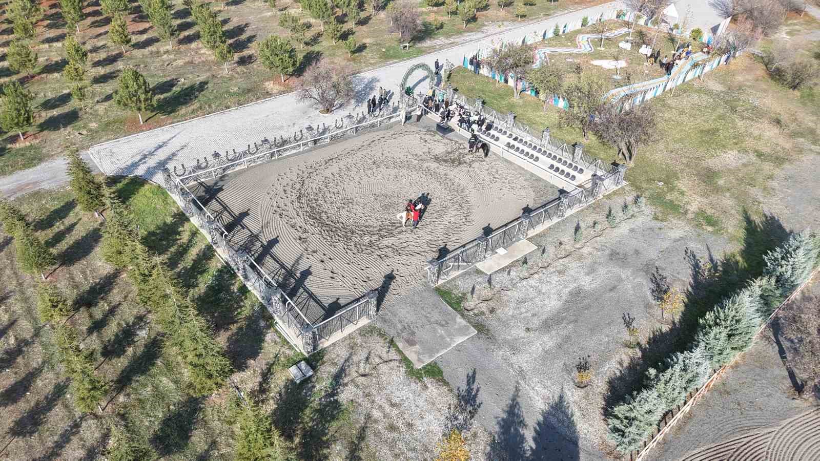 Elazığ Hipodromu’nda öğrenciler tekerlekli sandalye, görme ve işitme engeline yönelik parkurları deneyimledi 5 elazig hipodromunda ogrenciler tekerlekli sandalye gorme ve isitme engeline yonelik parkurlari deneyimledi 1 1RLrZl8a