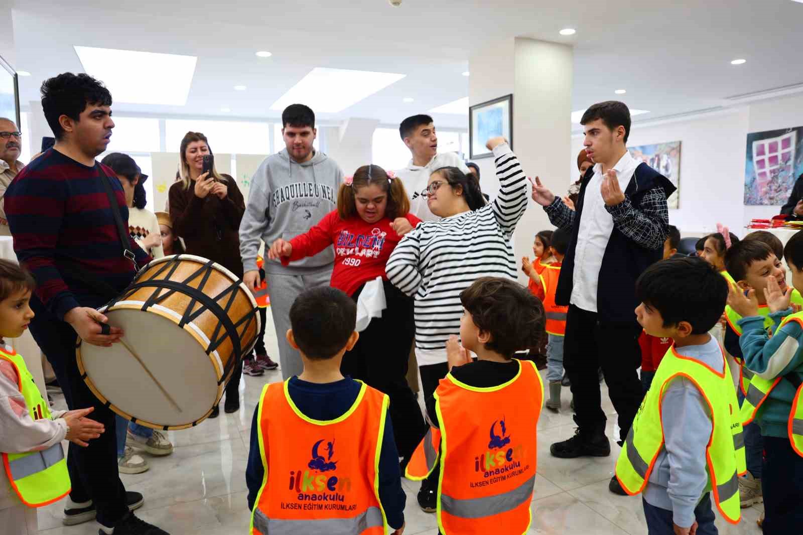 Elazığ Hipodromu’nda öğrenciler tekerlekli sandalye, görme ve işitme engeline yönelik parkurları deneyimledi 7 elazig hipodromunda ogrenciler tekerlekli sandalye gorme ve isitme engeline yonelik parkurlari deneyimledi 3 cOFpe8kl