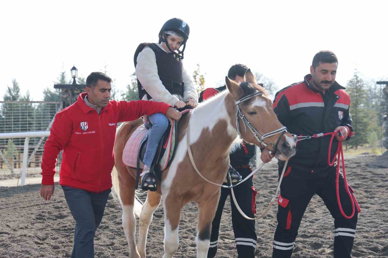 Elazığ Hipodromu’nda öğrenciler tekerlekli sandalye, görme ve işitme engeline yönelik parkurları deneyimledi 8 elazig hipodromunda ogrenciler tekerlekli sandalye gorme ve isitme engeline yonelik parkurlari deneyimledi 4 sqEAF7pw