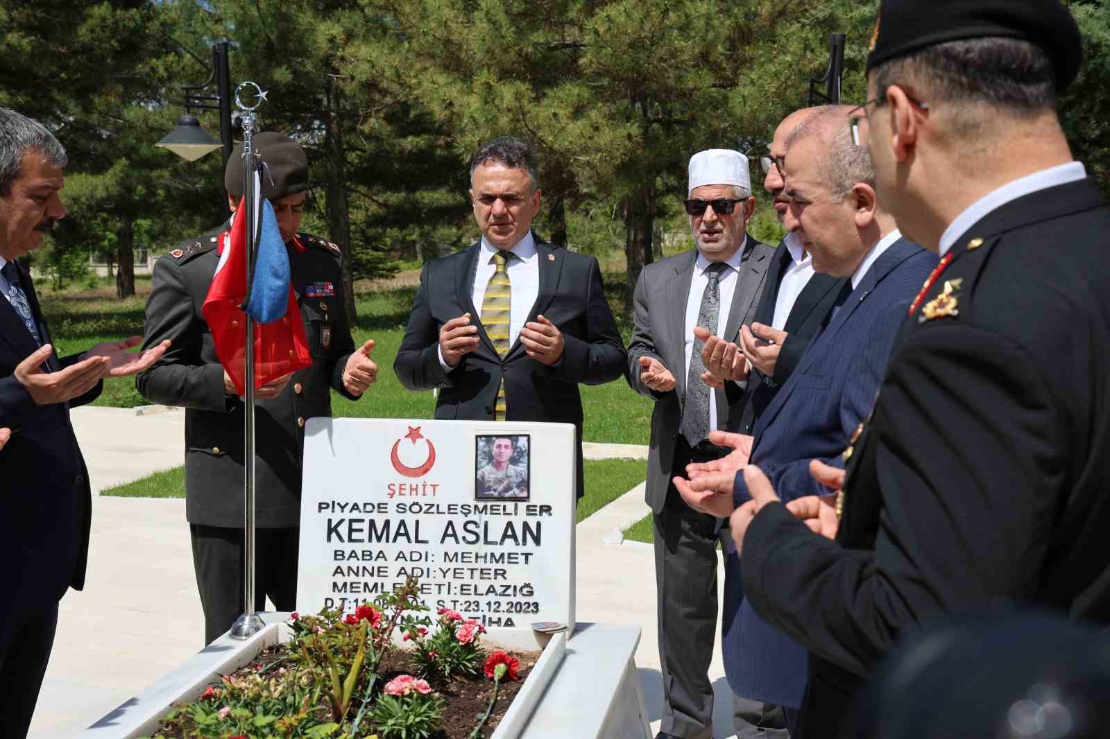 Elazığ il protokolünden kurban bayramı öncesi şehitliklere anlamlı ziyaret 4 elazig il protokolunden kurban bayrami oncesi sehitliklere anlamli ziyaret 0 TkyIZdcC