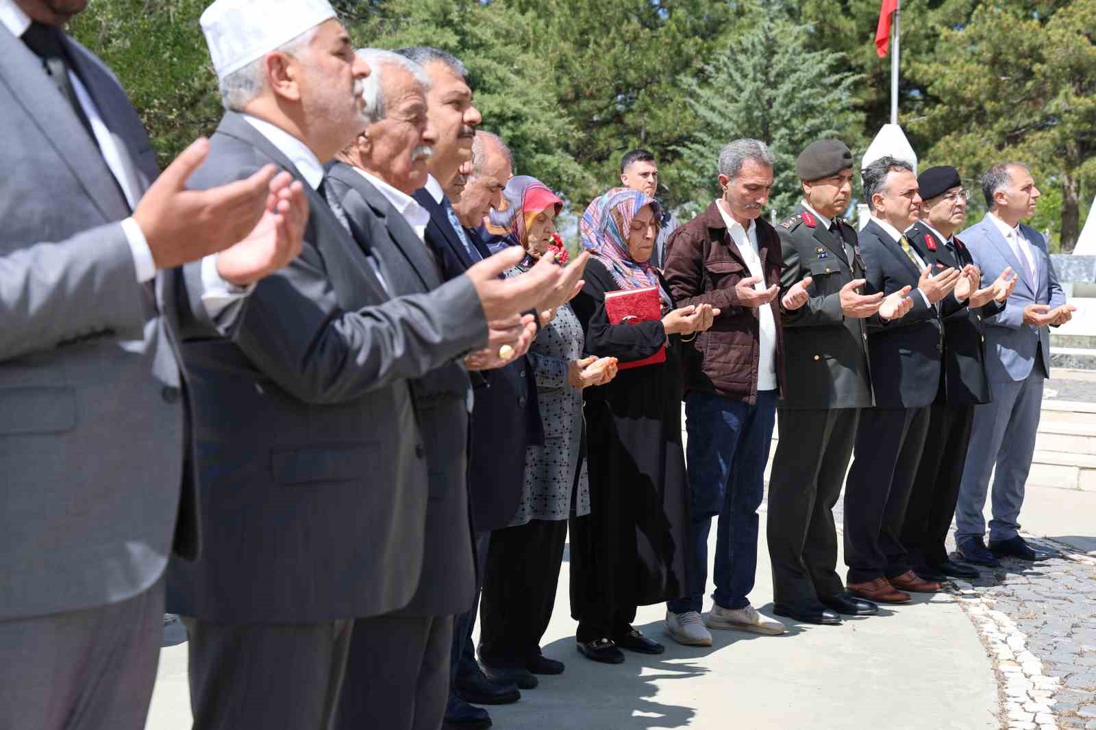 Elazığ il protokolünden kurban bayramı öncesi şehitliklere anlamlı ziyaret 6 elazig il protokolunden kurban bayrami oncesi sehitliklere anlamli ziyaret 2 i7S7MRhw