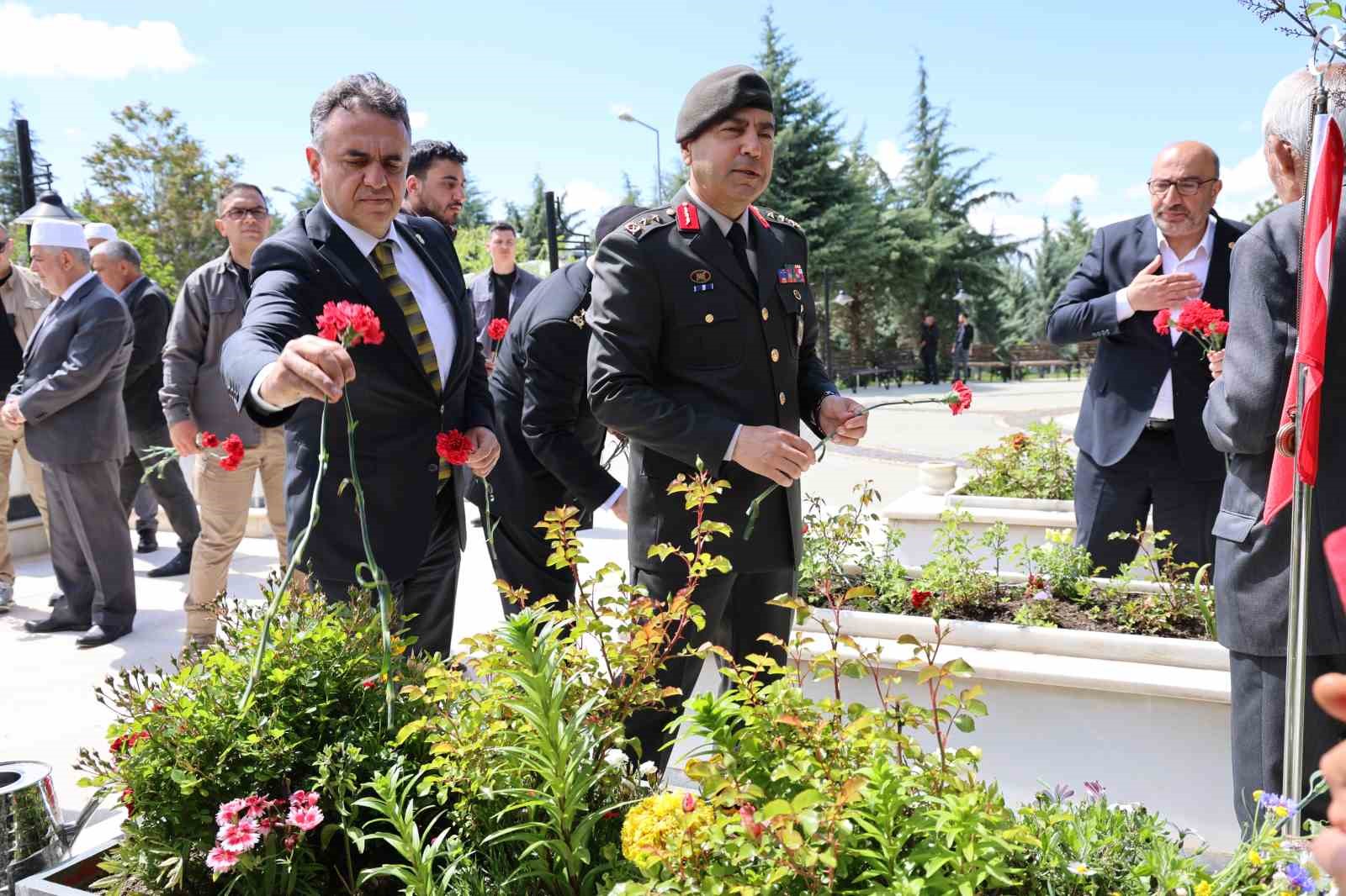 Elazığ il protokolünden kurban bayramı öncesi şehitliklere anlamlı ziyaret 7 elazig il protokolunden kurban bayrami oncesi sehitliklere anlamli ziyaret 3 nuXbu3f5