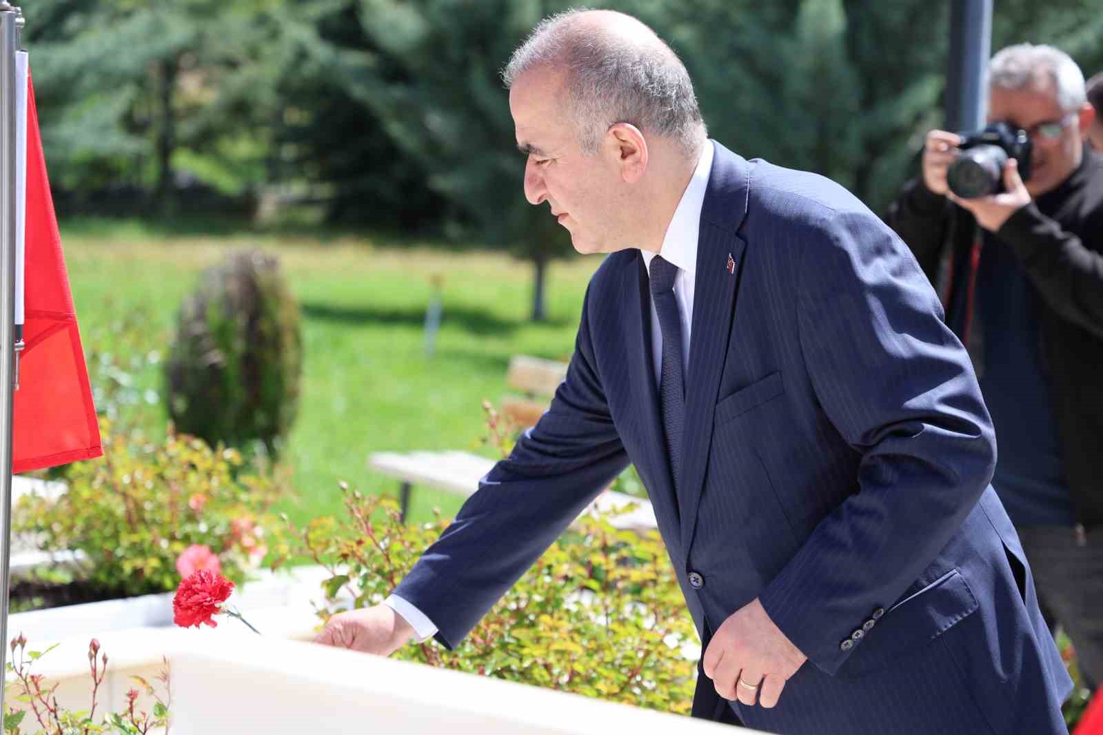 Elazığ il protokolünden kurban bayramı öncesi şehitliklere anlamlı ziyaret 8 elazig il protokolunden kurban bayrami oncesi sehitliklere anlamli ziyaret 4 EkV5JA7g