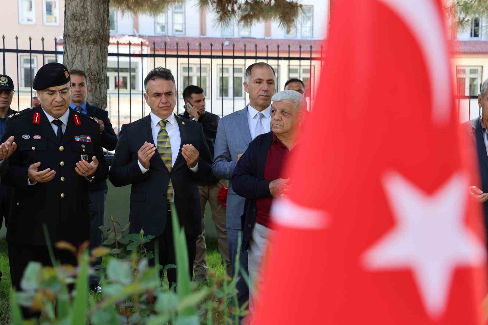 Elazığ il protokolünden kurban bayramı öncesi şehitliklere anlamlı ziyaret 9 elazig il protokolunden kurban bayrami oncesi sehitliklere anlamli ziyaret 5 OQvWNQaF