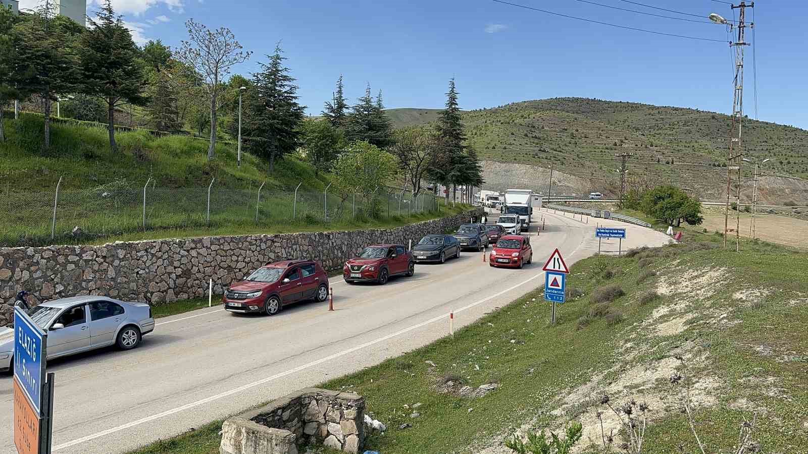 elazig pertek feribotunda metrelerce kuyruk olustu 1