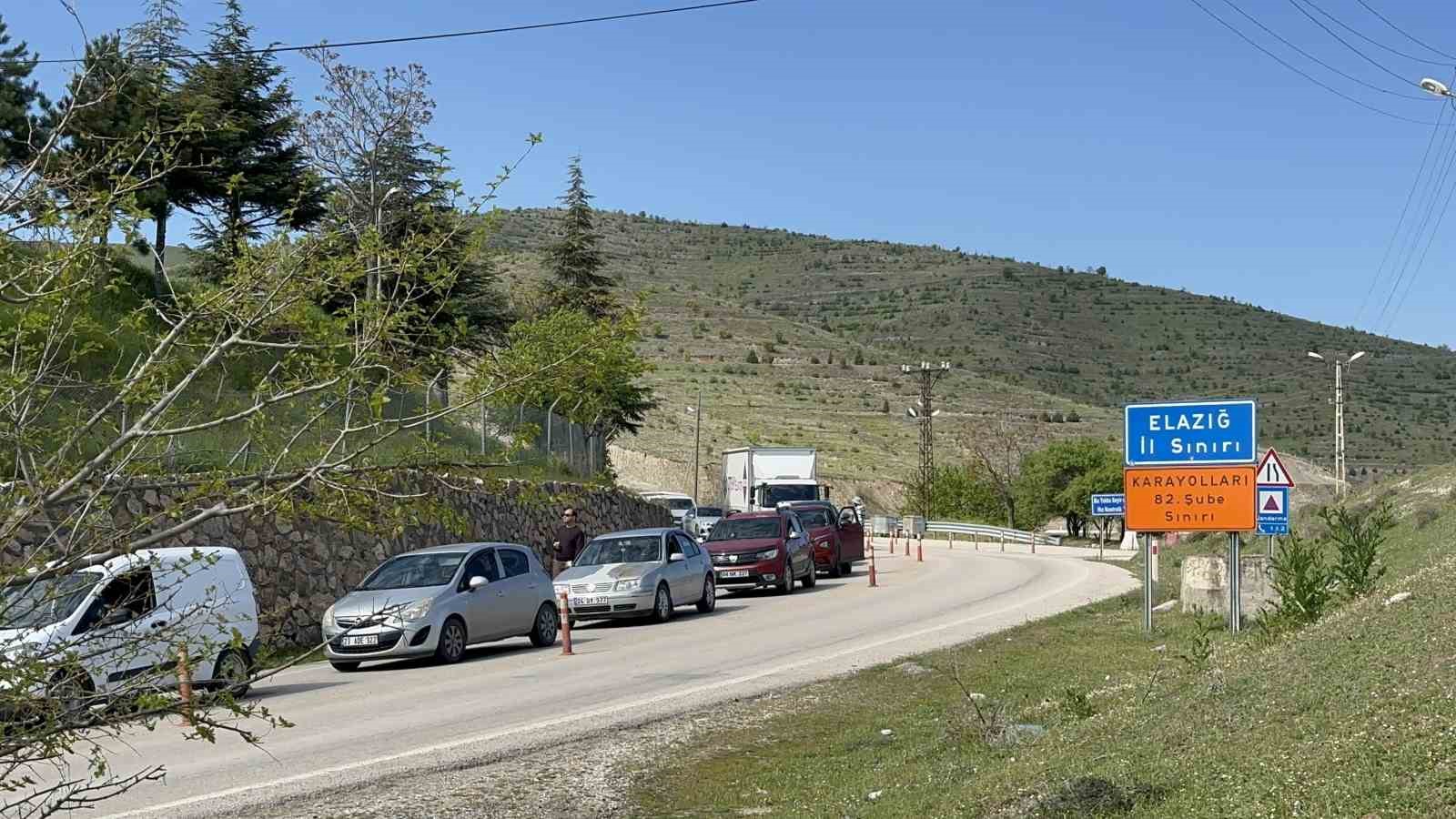 elazig pertek feribotunda metrelerce kuyruk olustu 2 ZHICOlem