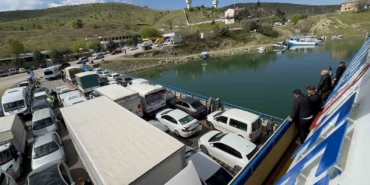 elazig-pertek-feribotunda-metrelerce-kuyruk-olustu-Sjb1KjDw.jpg