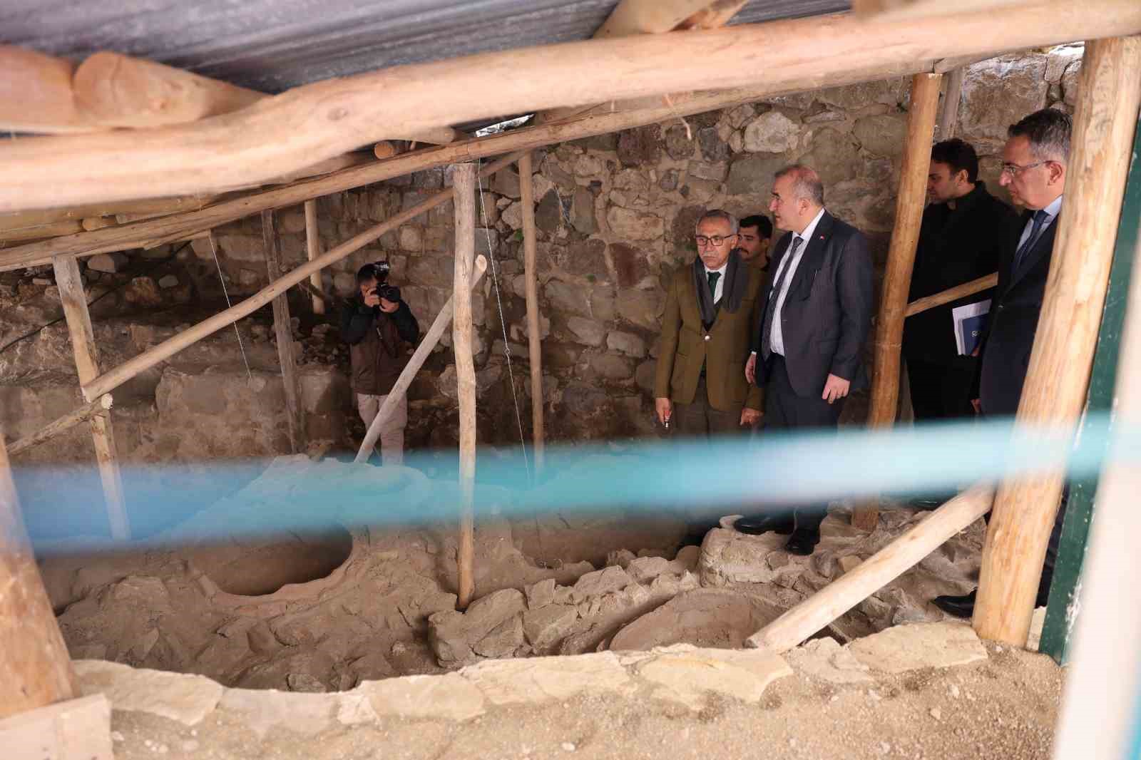 Elazığ Valisi Hatipoğlu: "2025’te arkeolojik çalışmalara 20 milyon TL kaynak aktardık" 7 elazig valisi hatipoglu 2025te arkeolojik calismalara 20 milyon tl kaynak aktardik 3 t5mPqP25