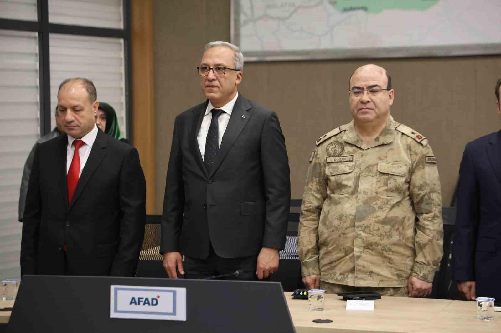 Elazığ Valisi Hatipoğlu: "Acının büyüklüğü karşısında dayanışmamız daha da büyüdü" 8 elazig valisi hatipoglu acinin buyuklugu karsisinda dayanismamiz daha da buyudu 4 1tifBPbp