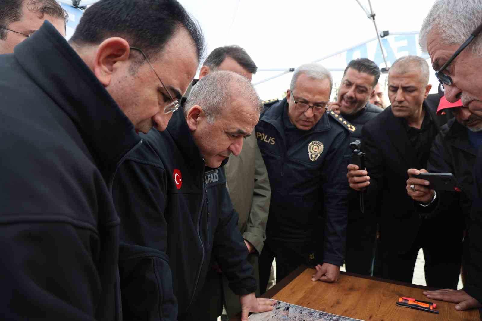 elazig valisi hatipoglu calismalarimiz cocugumuz bulununcaya kadar devam edecek 2 HUT1TCQy