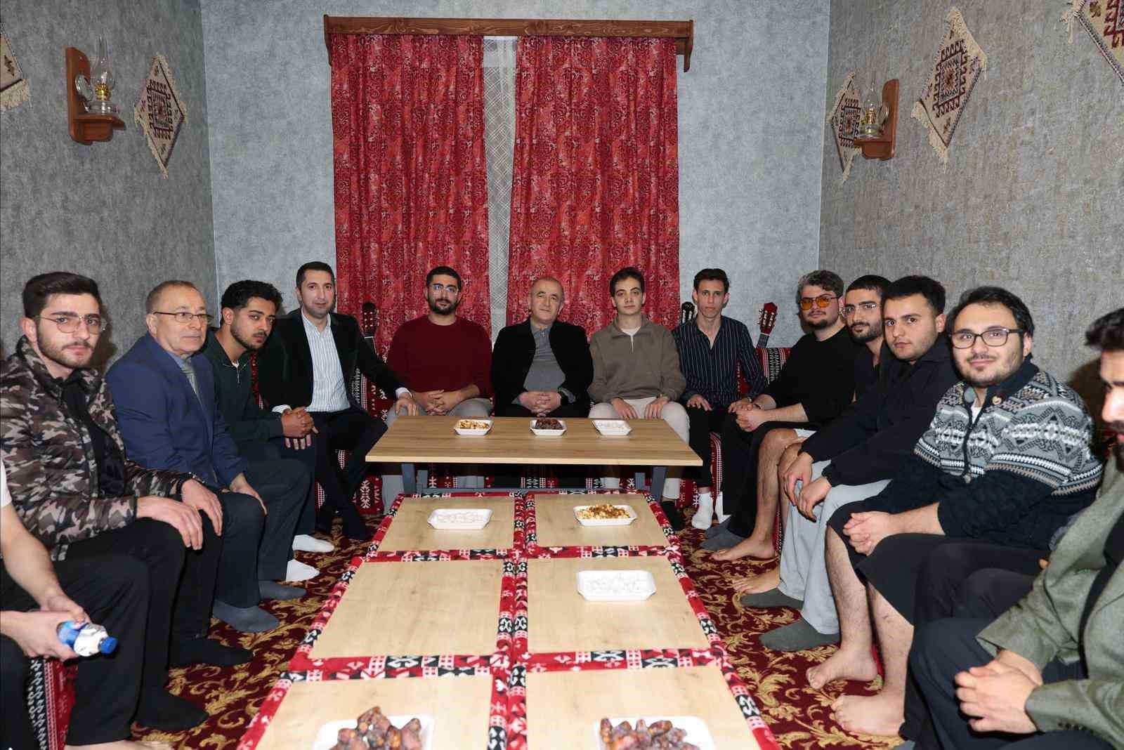 elazig valisi hatipoglu iftarda genclerle bulustu 0 uESHQRGS