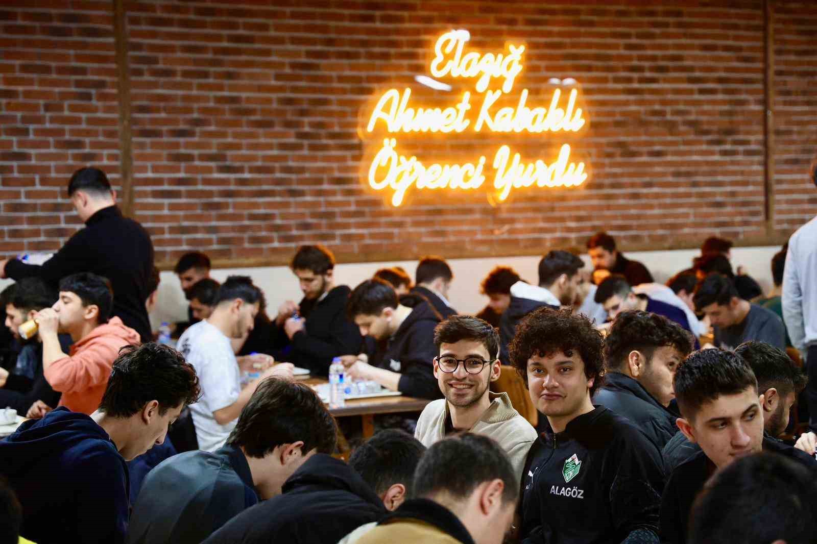 elazig valisi hatipoglu iftarda genclerle bulustu 1 4NGfJjQZ