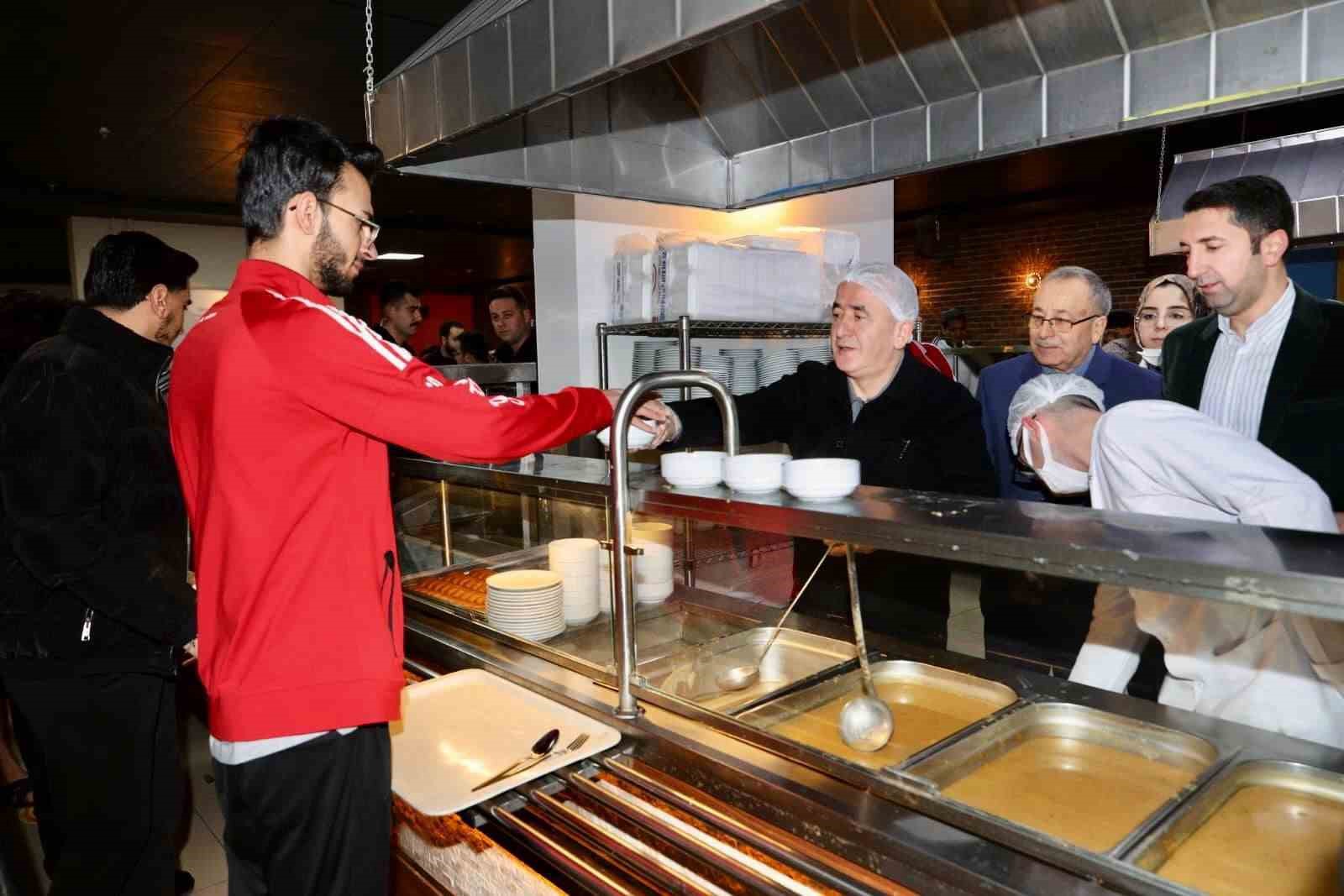 elazig valisi hatipoglu iftarda genclerle bulustu 2 FmyZHbX3