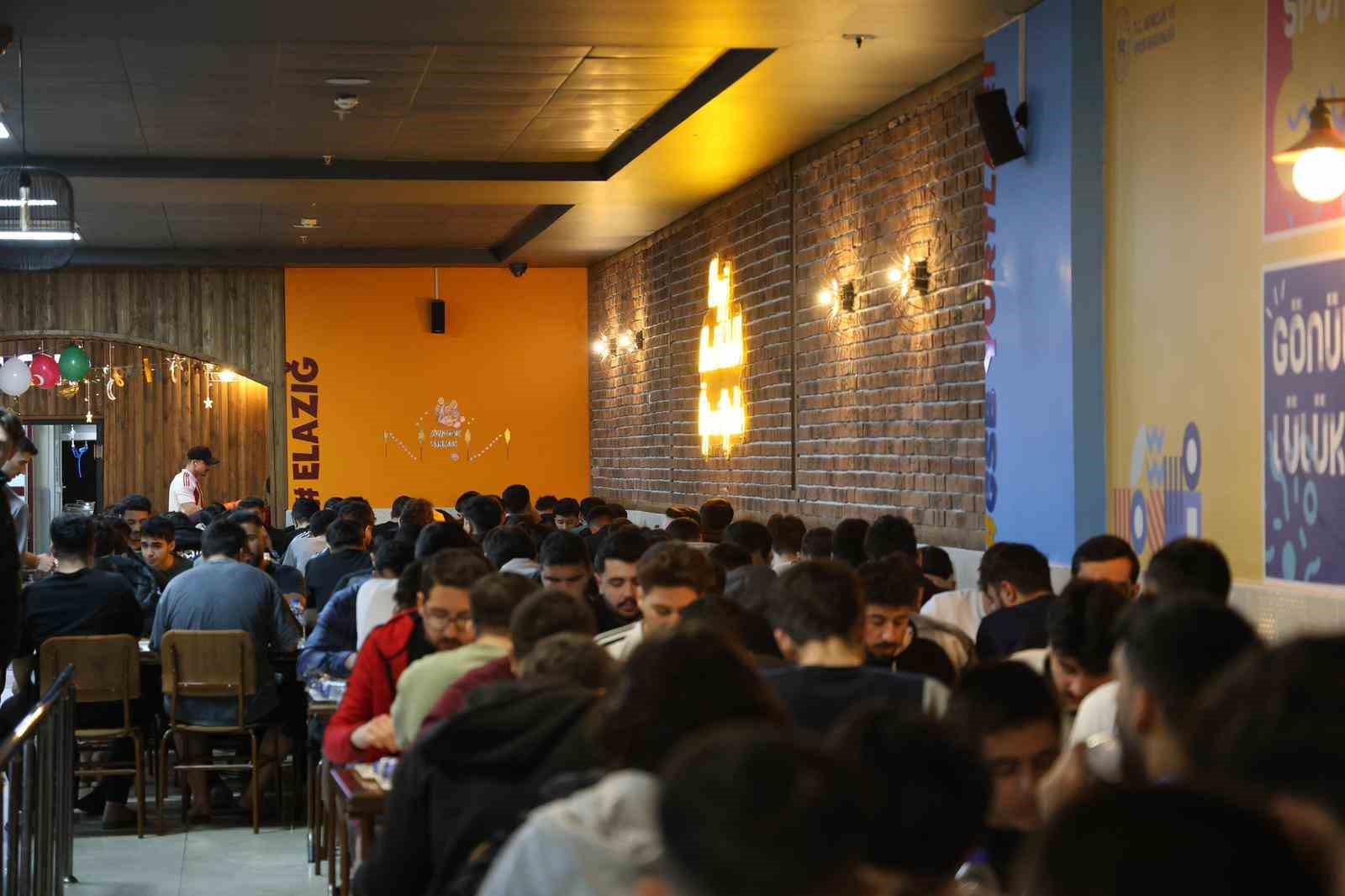 elazig valisi hatipoglu iftarda genclerle bulustu 3