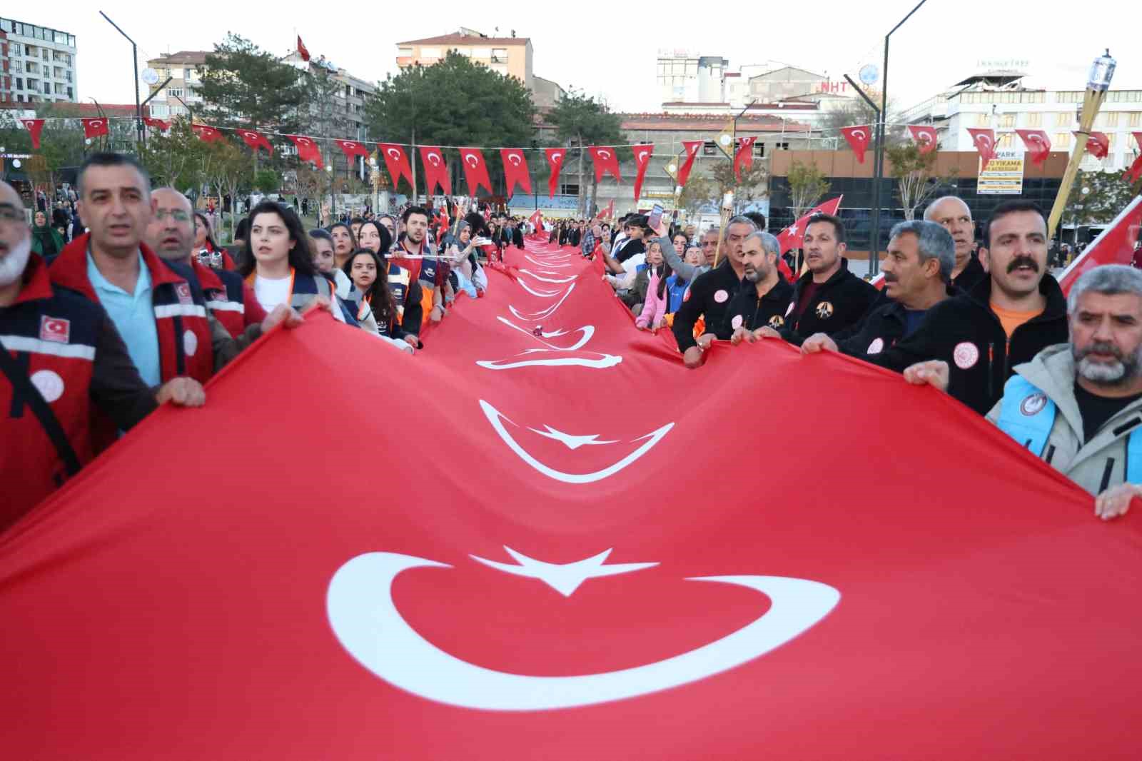 elazigda 100 metrelik turk bayragiyla fener alayi duzenlendi 0 NWzCMuPT