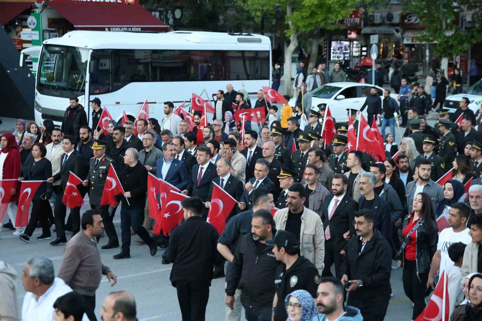elazigda 100 metrelik turk bayragiyla fener alayi duzenlendi 1 54Sf5cup