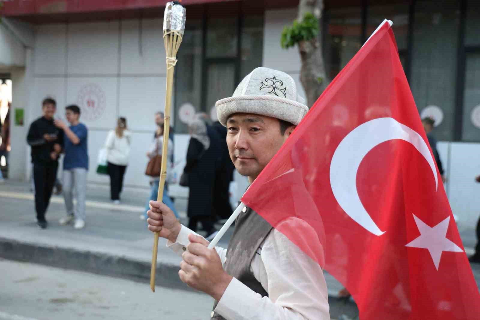 elazigda 100 metrelik turk bayragiyla fener alayi duzenlendi 3 XaQYz5Vw