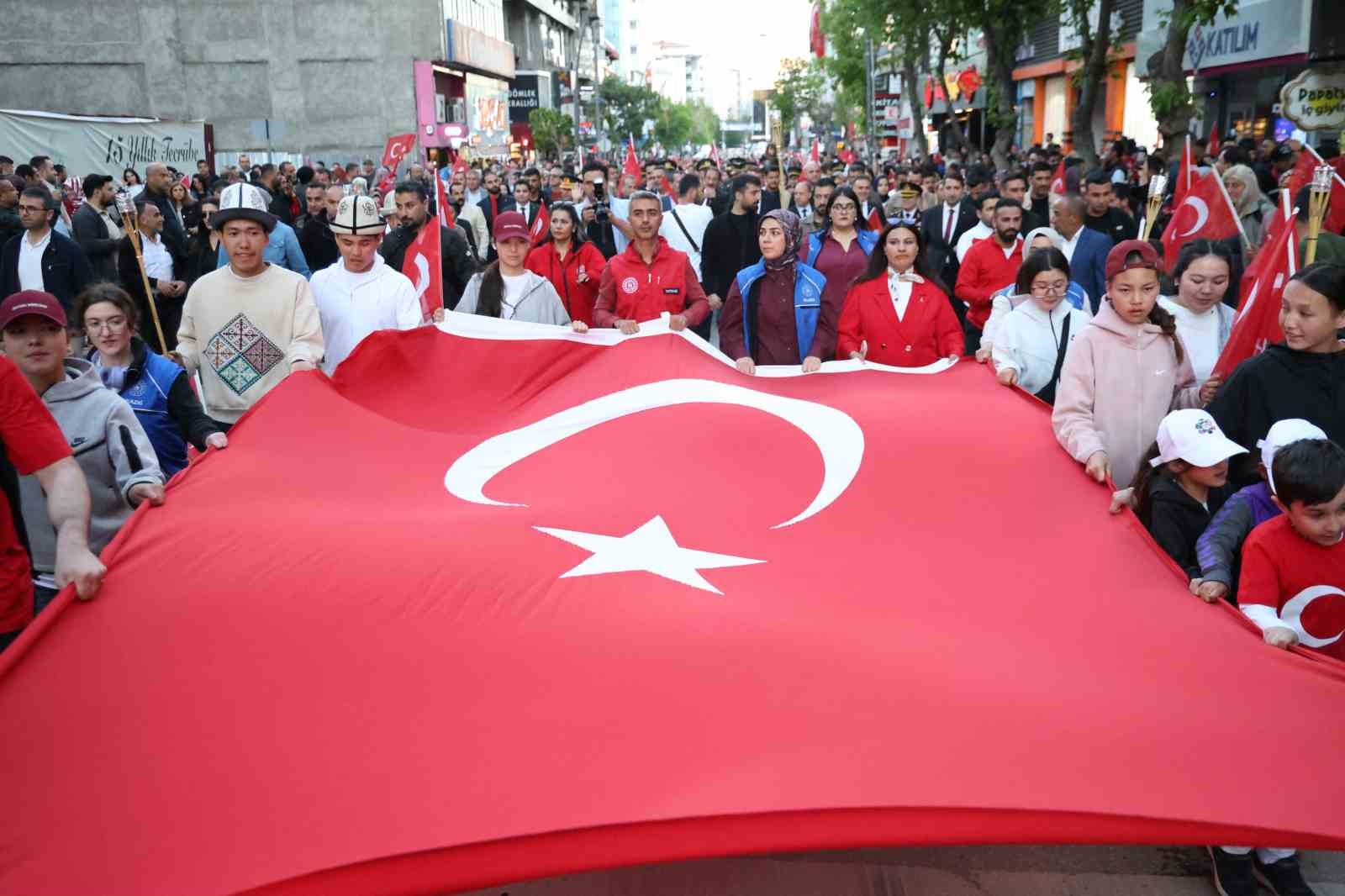 elazigda 100 metrelik turk bayragiyla fener alayi duzenlendi 4 4FW9ErIF