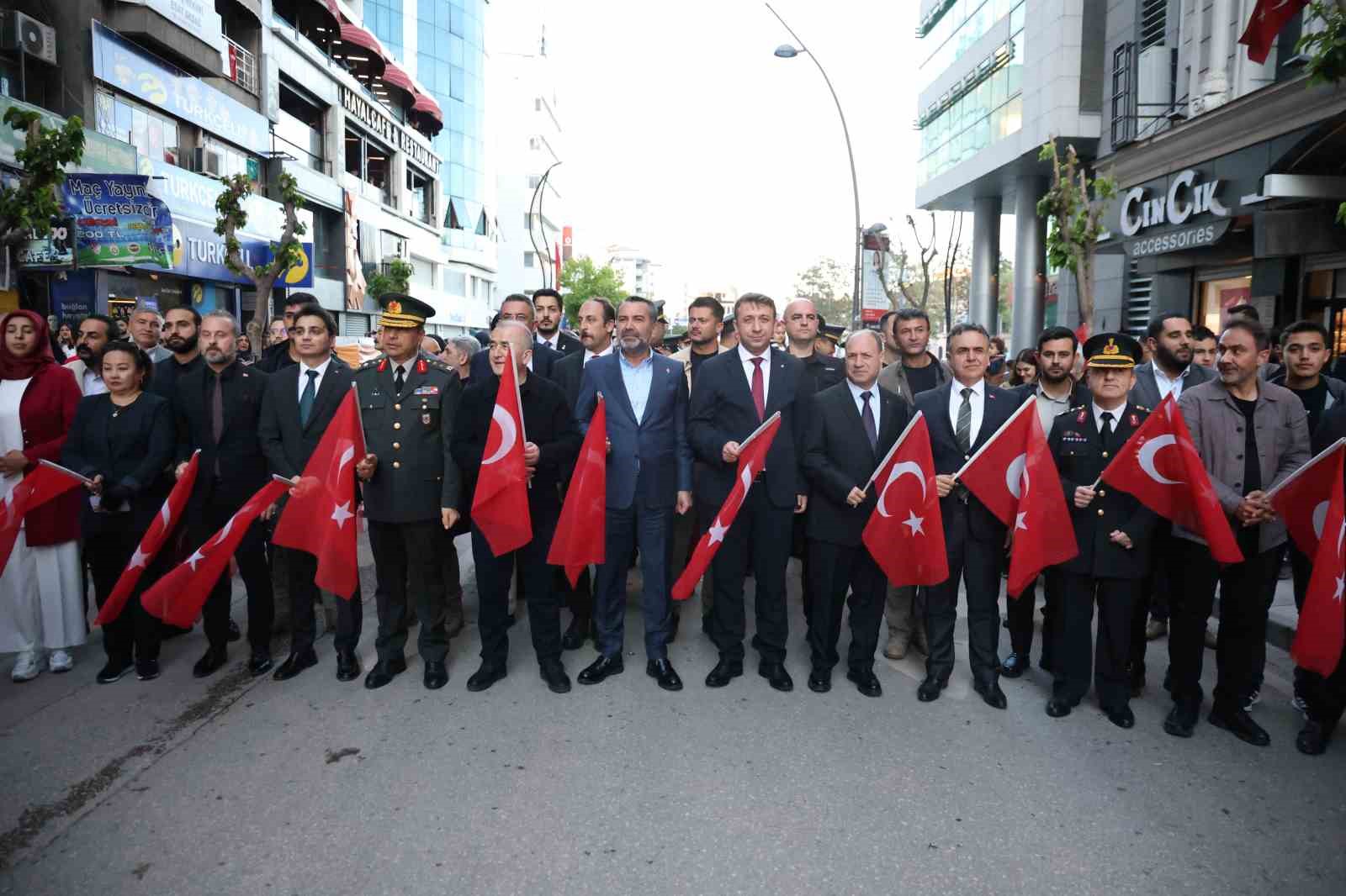 elazigda 100 metrelik turk bayragiyla fener alayi duzenlendi 5 fNHilaE2