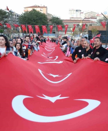 elazigda-100-metrelik-turk-bayragiyla-fener-alayi-duzenlendi-LADIzzDW.jpg