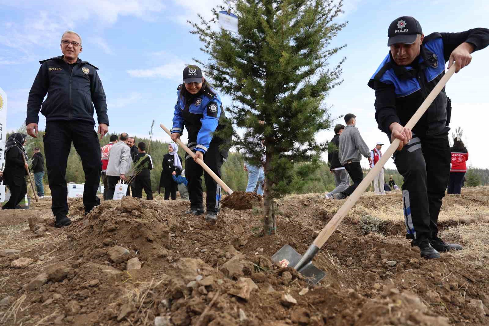 elazigda 23 bin 650 fidan toprakla bulustu 1 ViGSIqma