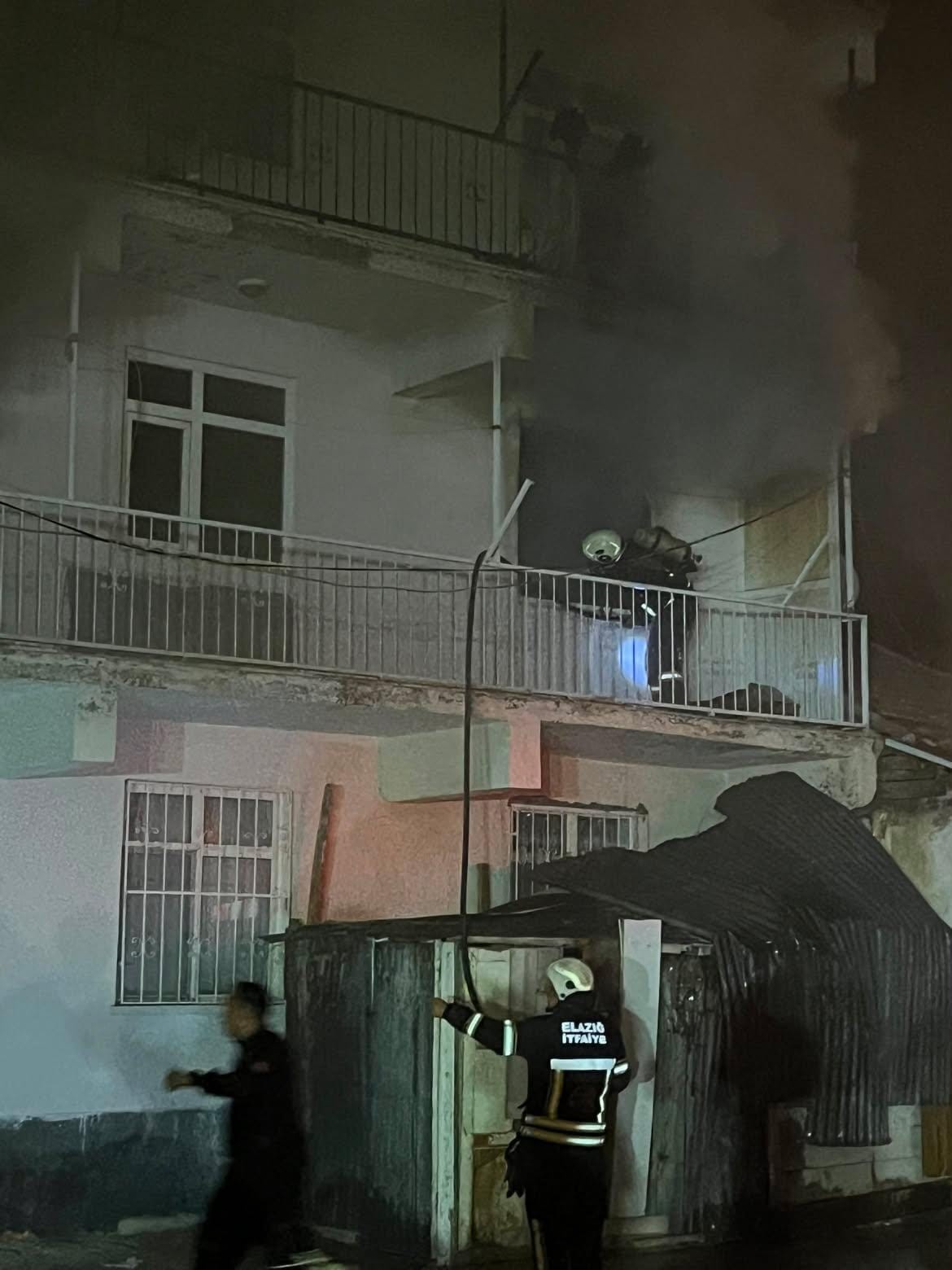Elazığ’da 3 katlı binada çıkan yangın söndürüldü 5 elazigda 3 katli binada cikan yangin sonduruldu 1 7rwXIXRg