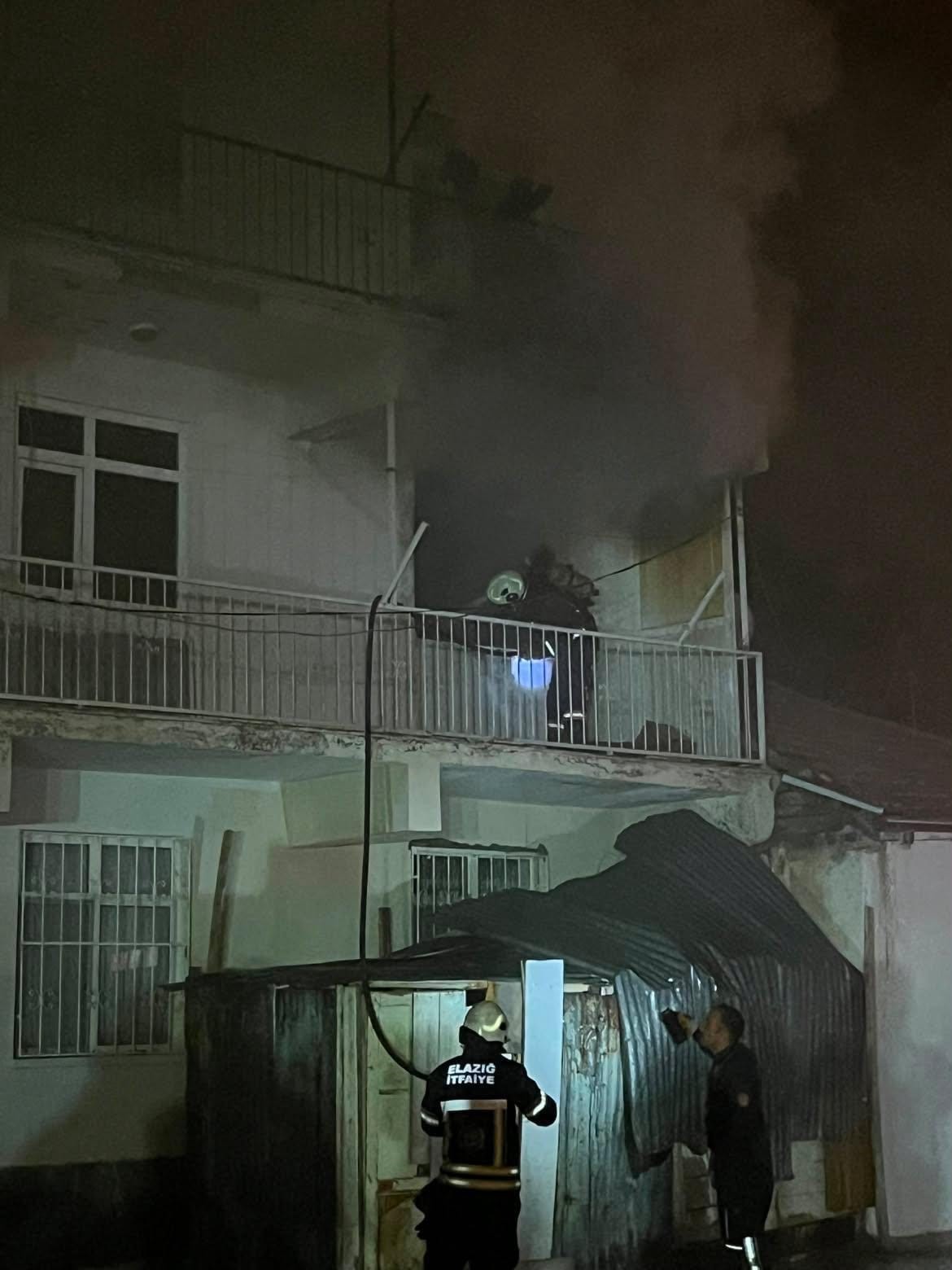Elazığ’da 3 katlı binada çıkan yangın söndürüldü 6 elazigda 3 katli binada cikan yangin sonduruldu 2 yk8FA4eG