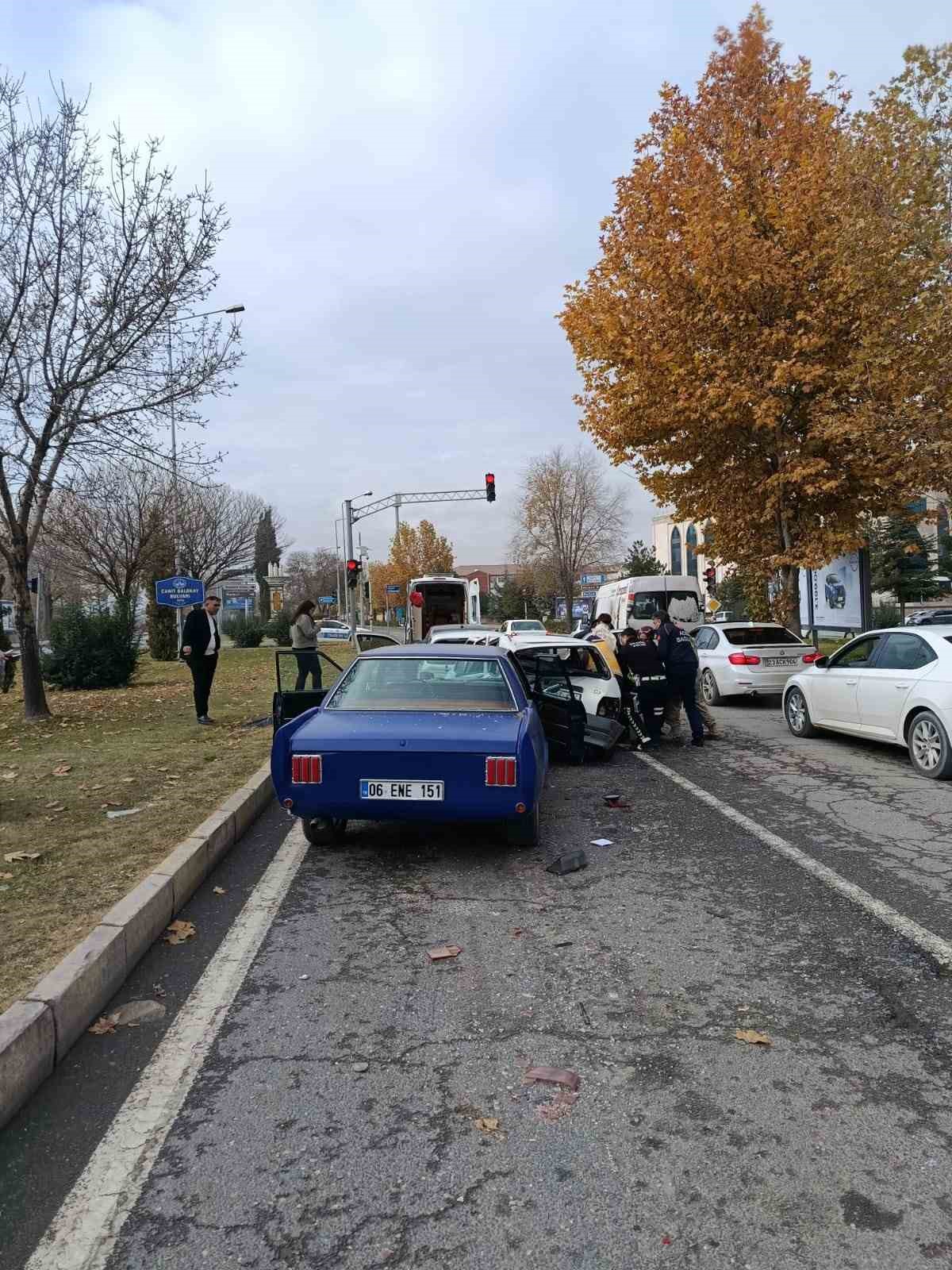 elazigda 4 aracli zincirleme kaza 1 yarali 1 iUqzPTHz