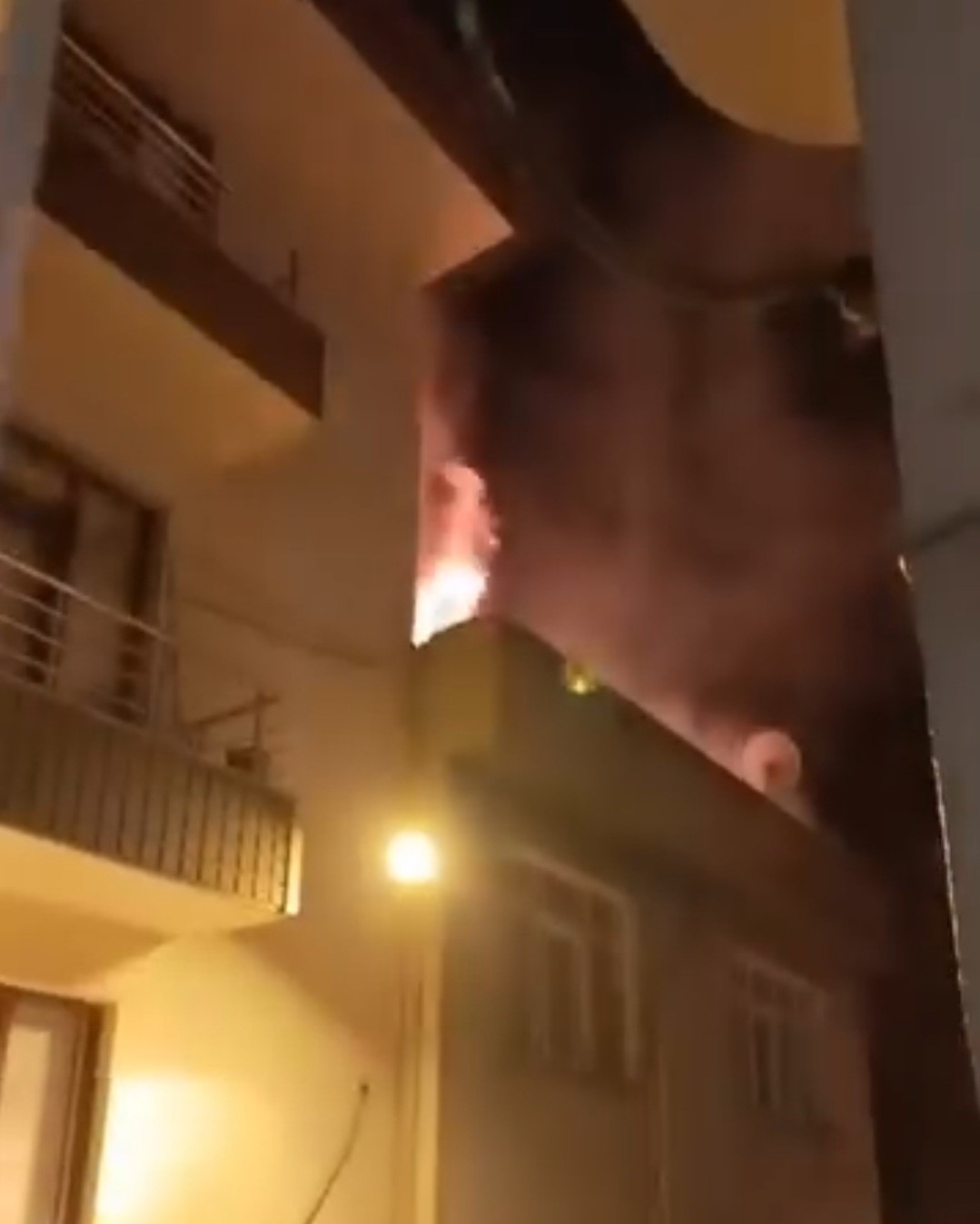 elazigda 4 katli apartmanda yangin panigi 1