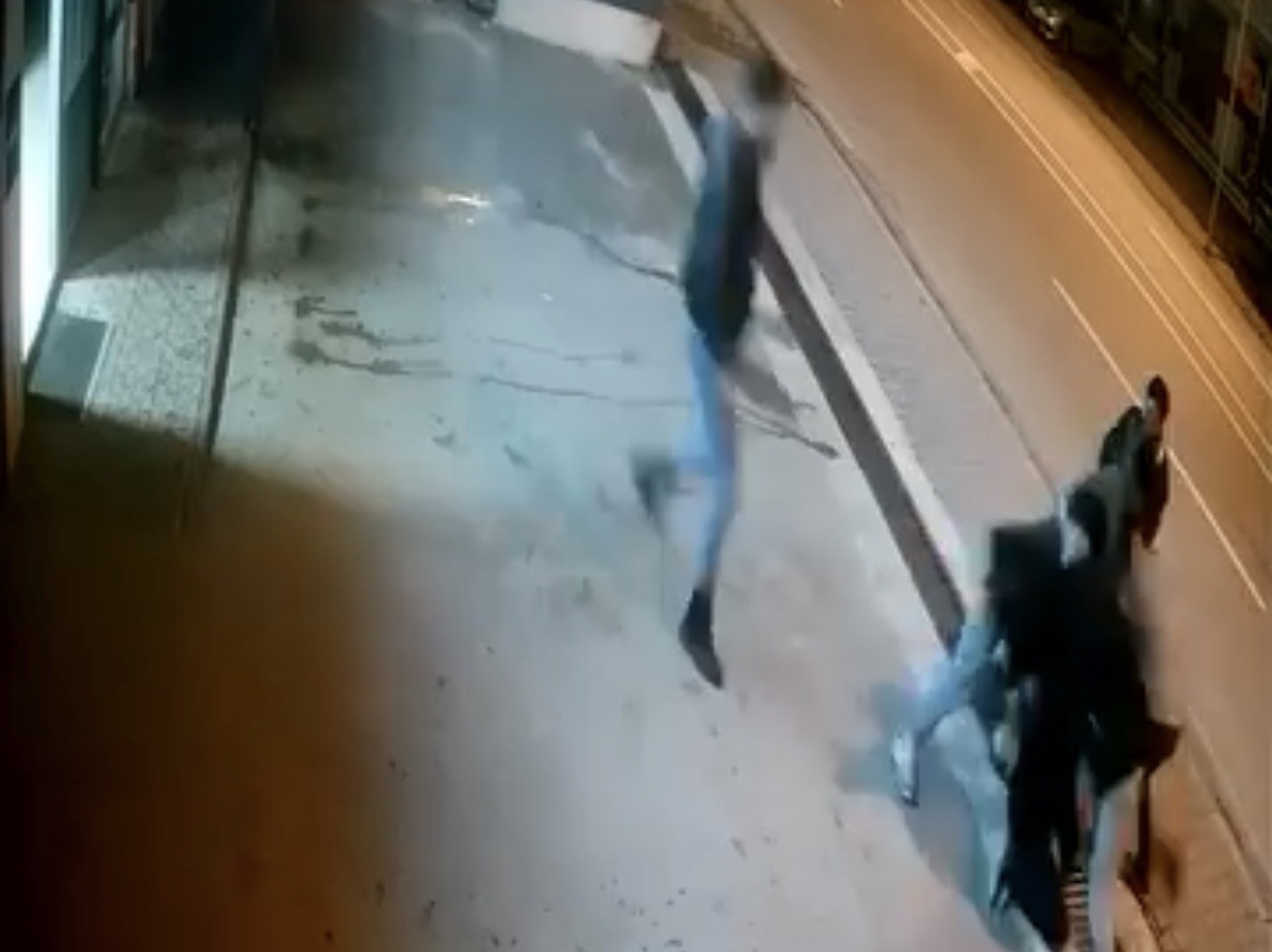 Elazığ’da 4 kişi 1 kişiye saldırdı: Hırsını alamayan saldırganlardan biri şahsın kulağı ısırarak kopardı 5 elazigda 4 kisi 1 kisiye saldirdi hirsini alamayan saldirganlardan biri sahsin kulagi isirarak kopardi PJ4FZTvE