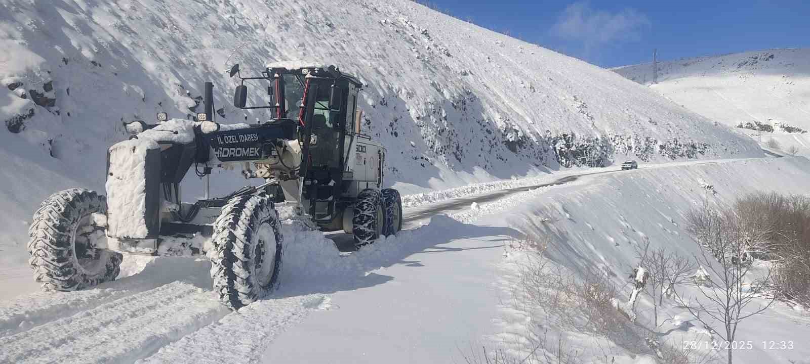Elazığ’da 423 köy yolu ulaşıma kapandı, ekiplerin çalışması sürüyor 5 elazigda 423 koy yolu ulasima kapandi ekiplerin calismasi suruyor 1 XjrXKuCI