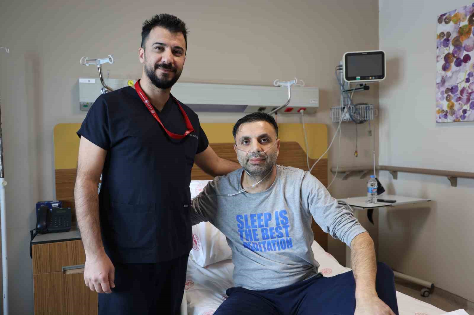 Elazığ’da 45 yaşındaki hasta 50 dakikalık kalp masajıyla hayata döndürüldü 5 elazigda 45 yasindaki hasta 50 dakikalik kalp masajiyla hayata donduruldu 1 BbmqrkB9