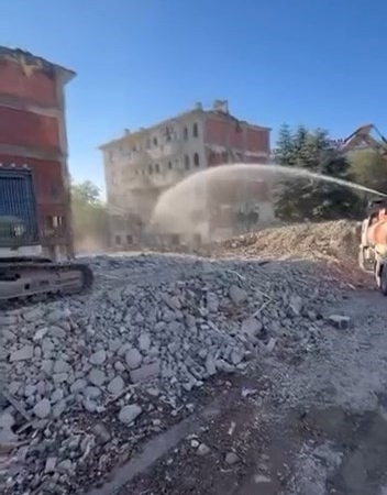 elazigda-5-katli-bina-korna-sesi-ile-yikildi-vguQYs6a.jpg