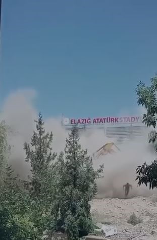 Elazığ’da 5 katlı bina yıkımında facianın eşiğinden dönüldü: Operatör son anda atlayarak kurtuldu 4 elazigda 5 katli bina yikiminda facianin esiginden donuldu operator son anda atlayarak kurtuldu 0 4Hf9HvKv