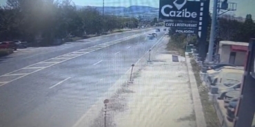 elazigda-5-kisinin-yaralandigi-trafik-kazasi-guvenlik-kamerasina-yansidi-DvqI3xDi.jpg
