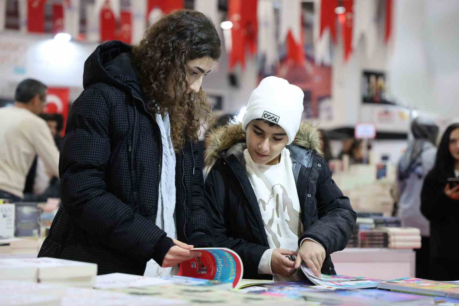 elazigda 6 kitap fuari kapilarini acti 10