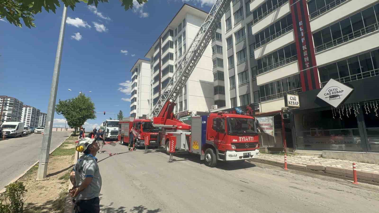 Elazığ’da 7 katlı binada baca yangını 5 elazigda 7 katli binada baca yangini 1 4q3qZTTZ