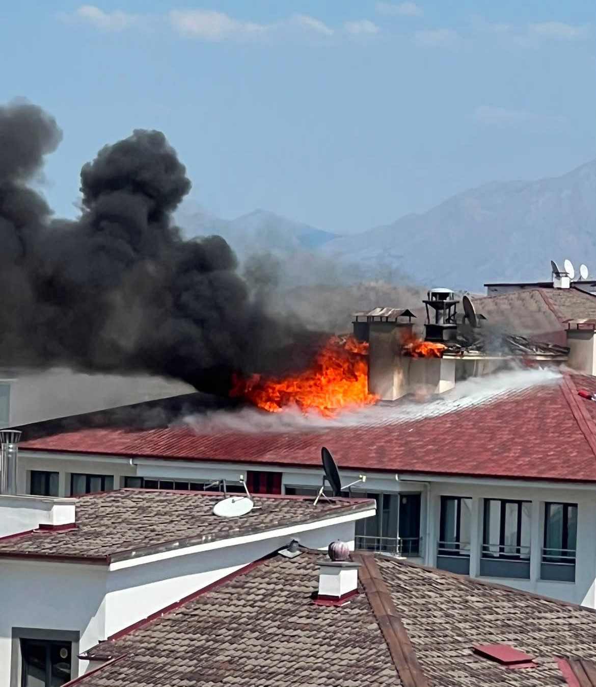 Elazığ’da 7 katlı binada baca yangını 6 elazigda 7 katli binada baca yangini 2 ZIMe23js