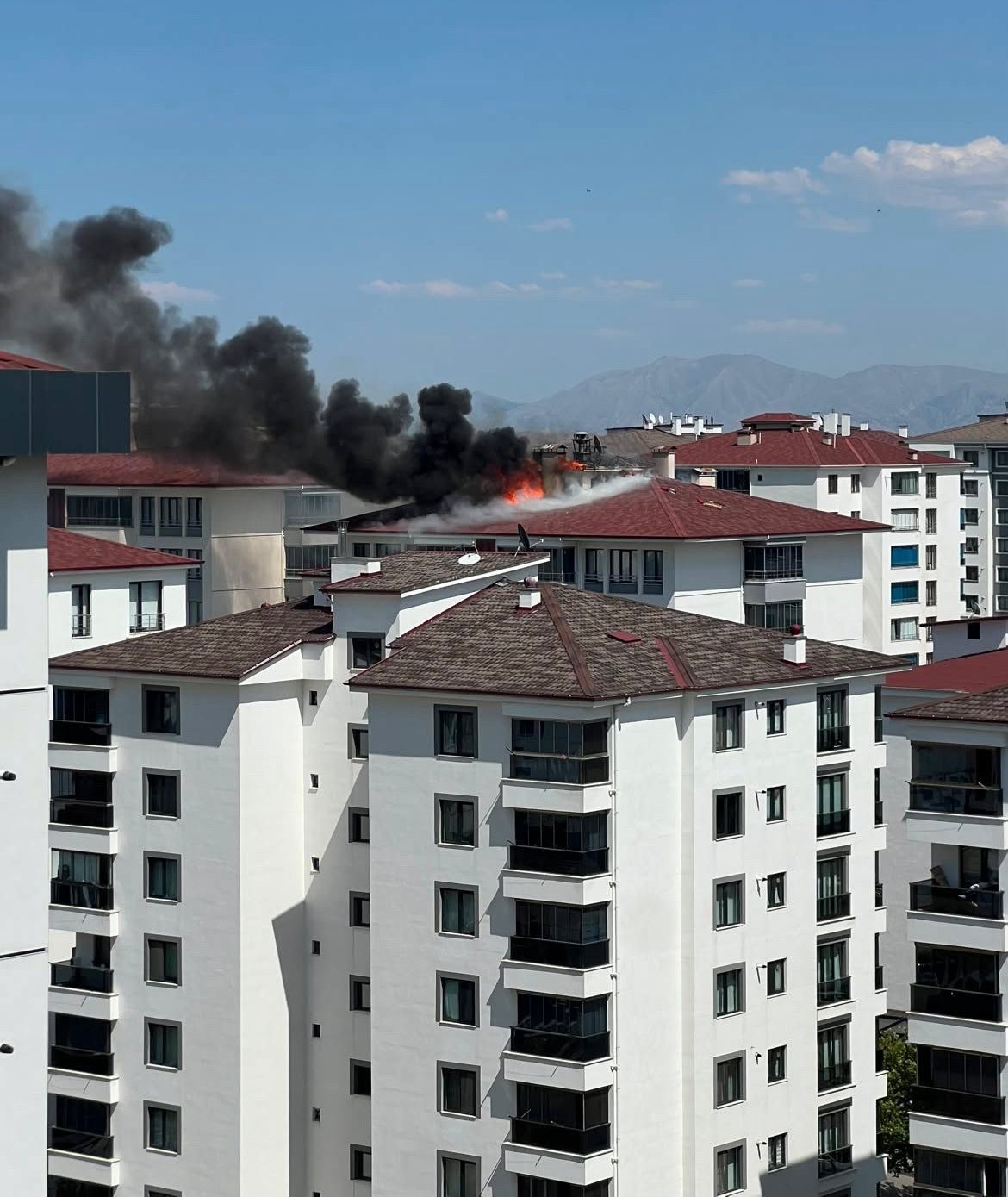 Elazığ’da 7 katlı binada baca yangını 7 elazigda 7 katli binada baca yangini 3 lwEc3hI4