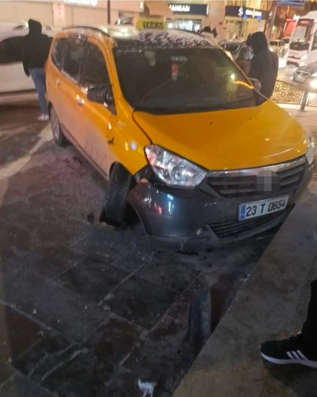 elazigda alkollu sahis caldigi aracla kaza yapti 0