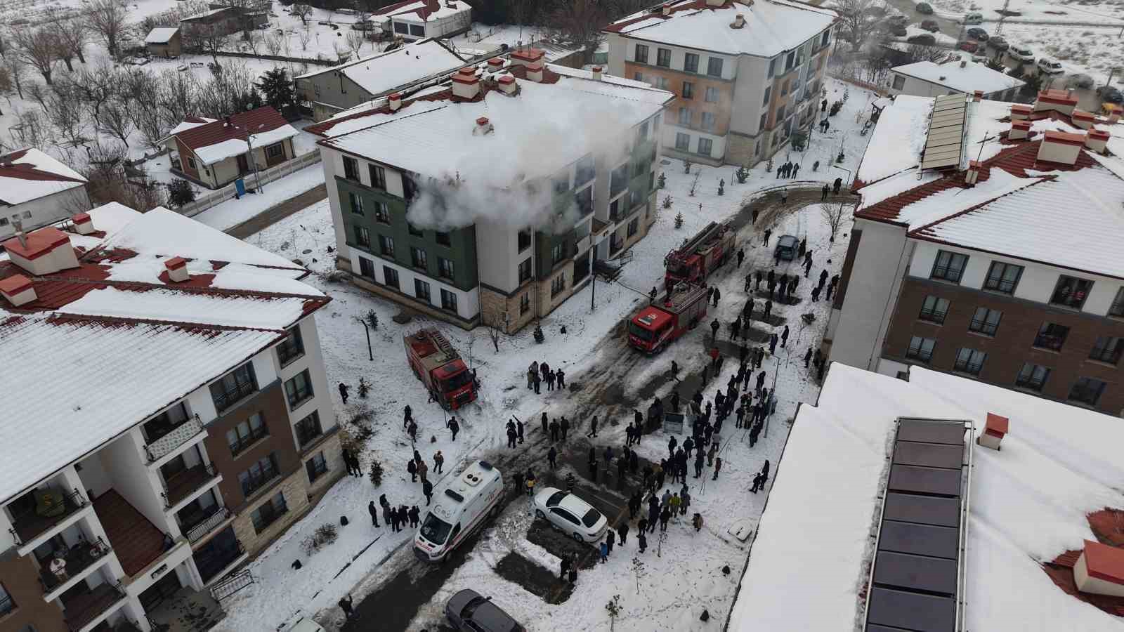 Elazığ’da apartman dairesinde yangın: 11 kişi dumandan etkilendi 4 elazigda apartman dairesinde yangin 11 kisi dumandan etkilendi 0 OavXH4CK