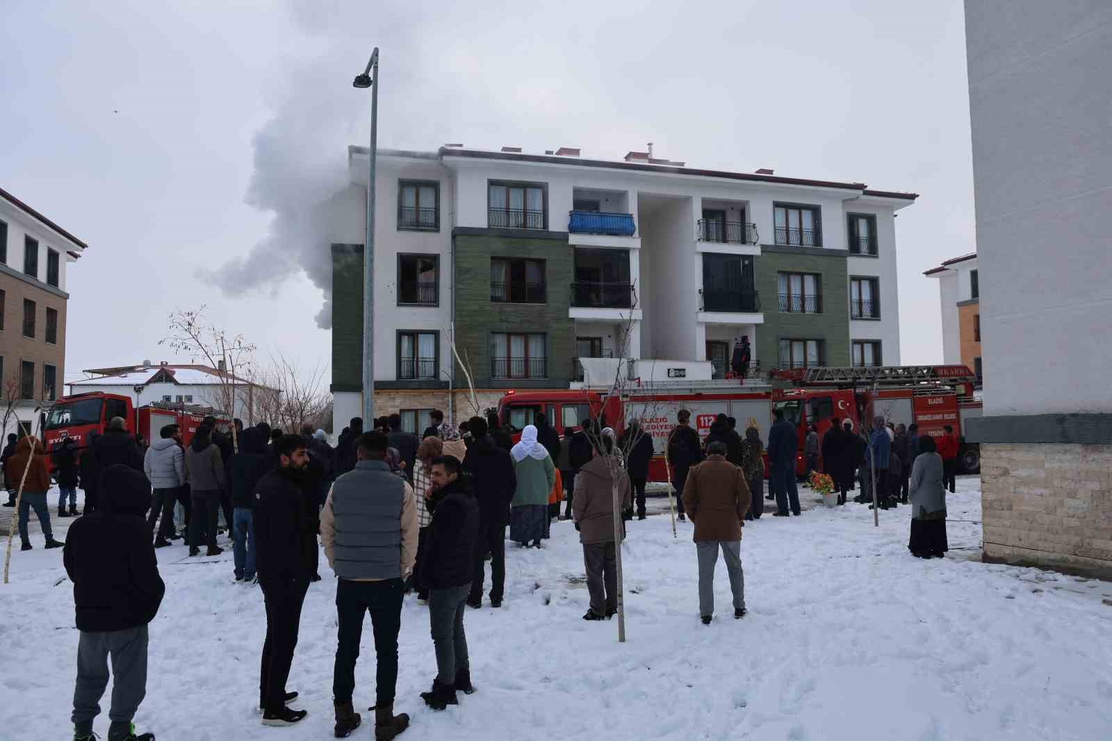 Elazığ’da apartman dairesinde yangın: 11 kişi dumandan etkilendi 8 elazigda apartman dairesinde yangin 11 kisi dumandan etkilendi 4 yhaQKZ8j