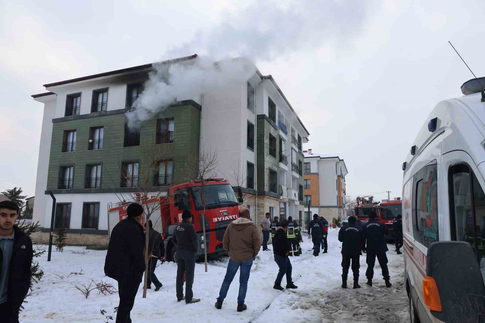 Elazığ’da apartman dairesinde yangın: 11 kişi dumandan etkilendi 9 elazigda apartman dairesinde yangin 11 kisi dumandan etkilendi 5 DcWCjHYv