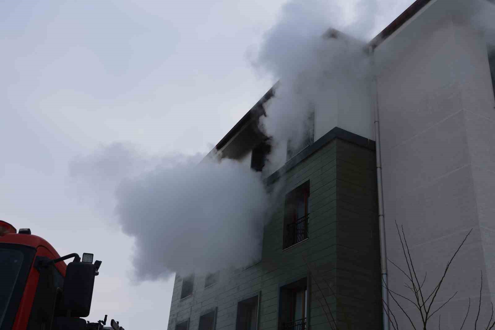 Elazığ’da apartman dairesinde yangın: 11 kişi dumandan etkilendi 10 elazigda apartman dairesinde yangin 11 kisi dumandan etkilendi 6 GXgQr2D6