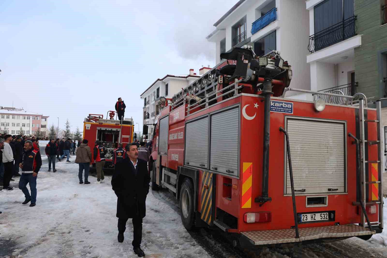 Elazığ’da apartman dairesinde yangın: 11 kişi dumandan etkilendi 11 elazigda apartman dairesinde yangin 11 kisi dumandan etkilendi 7 2I97LrBA