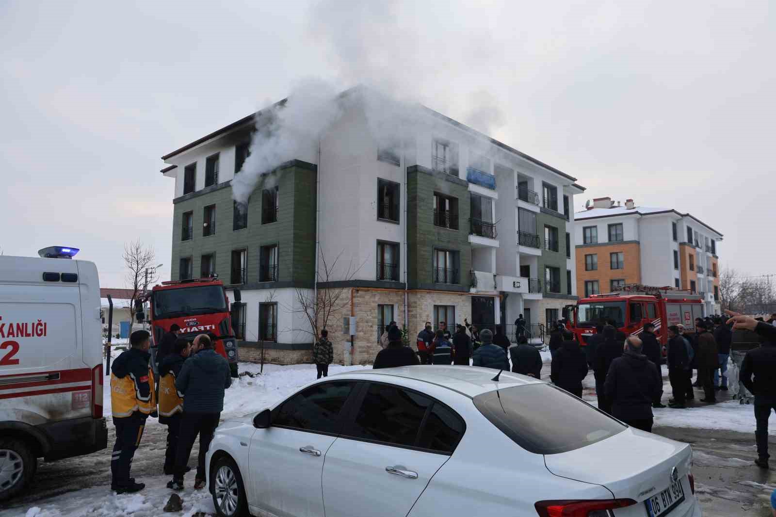 Elazığ’da apartman dairesinde yangın: 11 kişi dumandan etkilendi 12 elazigda apartman dairesinde yangin 11 kisi dumandan etkilendi 8 mJIDYVcK