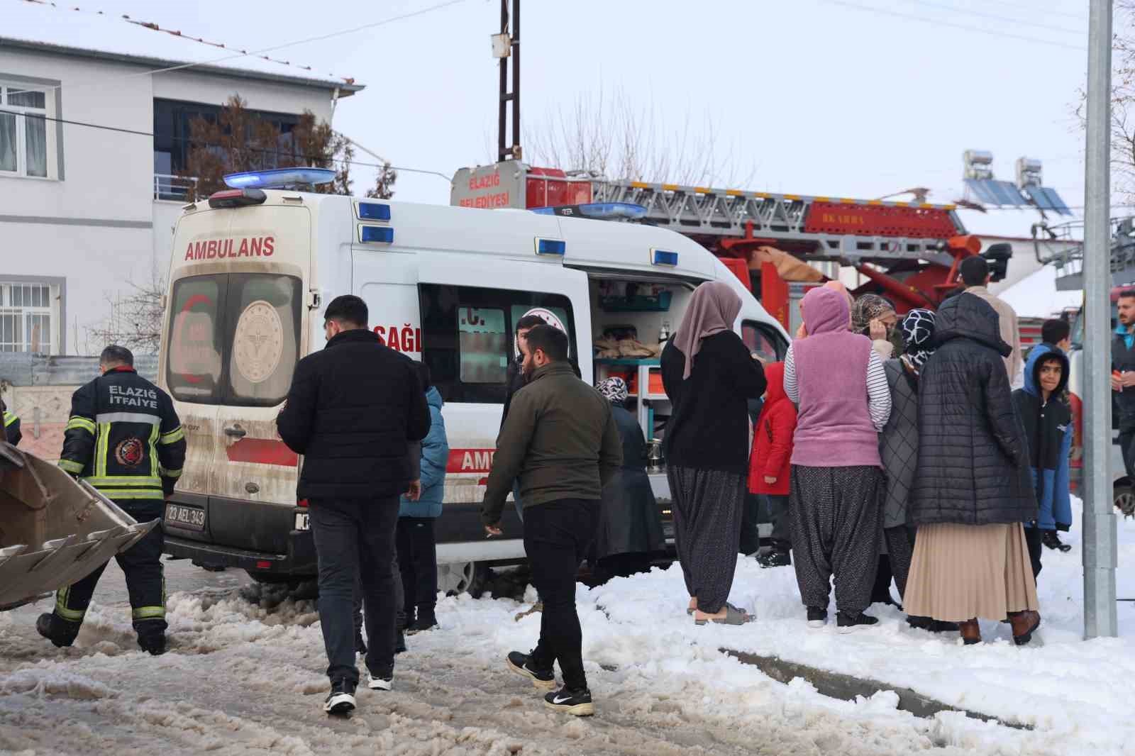 Elazığ’da apartman dairesinde yangın: 11 kişi dumandan etkilendi 13 elazigda apartman dairesinde yangin 11 kisi dumandan etkilendi 9 r7SJp6kU